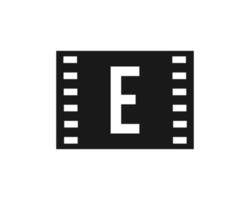 Motion-Film-Logo auf Buchstabe e. filmfilmschild, filmproduktionslogo vektor