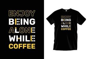 genieße es, beim Kaffee-T-Shirt-Design allein zu sein. vektor