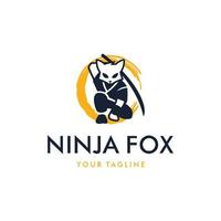 ninja räv innehav svärd logotyp maskot vektor
