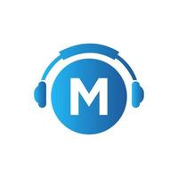brev m musik logotyp design. dj musik och podcast logotyp design hörlurar begrepp vektor