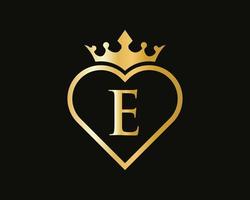 brev e logotyp med krona och kärlek form vektor
