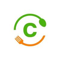 Restaurant-Logo-Design auf Buchstabe c mit Gabel- und Löffel-Symbol vektor