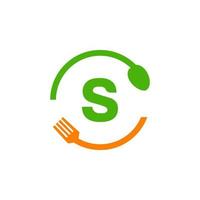 restaurant-logo-design auf buchstabe s mit gabel- und löffel-symbol vektor