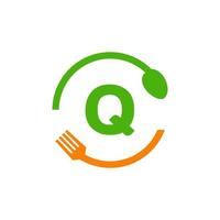 restaurang logotyp design på brev q med gaffel och sked ikon vektor