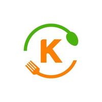 Restaurant-Logo-Design auf Buchstabe k mit Gabel- und Löffel-Symbol vektor