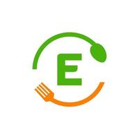 Restaurant-Logo-Design auf Buchstabe e mit Gabel- und Löffel-Symbol vektor
