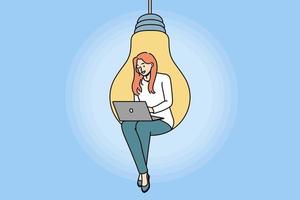 junge Frau, die auf einer riesigen Glühbirne sitzt und am Laptop arbeitet. selbstbewusste motivierte mitarbeiterin auf glühbirne, die mit computerarbeit beschäftigt ist. Innovation und Brainstorming. Vektor-Illustration. vektor