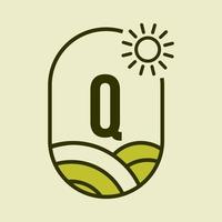 brev q lantbruk logotyp emblem mall. agro odla, jordbruksföretag, ekogård tecken med Sol och jordbruks fält symbol vektor