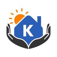 buchstabe k immobilien logo konzept mit sonne, haus und handvorlage. sicherer hauslogoelementvektor vektor