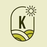 brev k lantbruk logotyp emblem mall. agro odla, jordbruksföretag, ekogård tecken med Sol och jordbruks fält symbol vektor