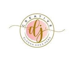 anfängliches dj feminines logo schönheitsmonogramm und elegantes logodesign, handschriftlogo der ersten unterschrift, hochzeit, mode, blumen und botanik mit kreativer vorlage. vektor