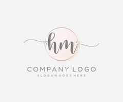 första hm feminin logotyp. användbar för natur, salong, spa, kosmetisk och skönhet logotyper. platt vektor logotyp design mall element.