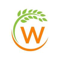 landwirtschaftslogo auf w-buchstabenkonzept. landwirtschaft und weide, milch, scheunenlogo vektor