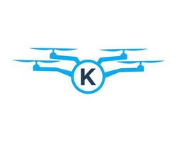 Drohnen-Logo-Design auf Buchstabe k-Konzept. Fotografie-Drohne-Vektorvorlage vektor