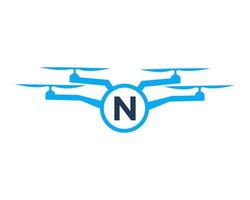 Drohnen-Logo-Design auf Buchstabe n-Konzept. Fotografie-Drohne-Vektorvorlage vektor