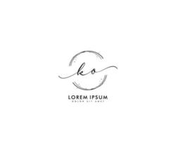 första brev ko feminin logotyp skönhet monogram och elegant logotyp design, handstil logotyp av första signatur, bröllop, mode, blommig och botanisk med kreativ mall vektor