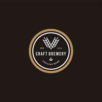 brauerei bieretikett kreis logo design von craft beer, embleme für bierhaus, bar, pub, brauerei, brauerei, taverne auf der schwarzen vektorillustration vektor