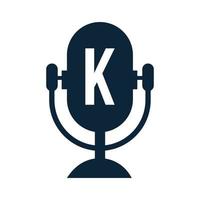 Podcast-Radio-Logo auf Buchstabe k-Design mit Mikrofonvorlage. DJ-Musik, Podcast-Logo-Design, Mix-Audio-Broadcast-Vektor vektor