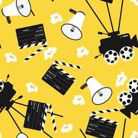 nahtloses kinoproduktionsmuster auf gelbem hintergrund. mit Megafon, Sprechtrompete, Megaphon, Kamera, Klappe und Popcorn. vektor