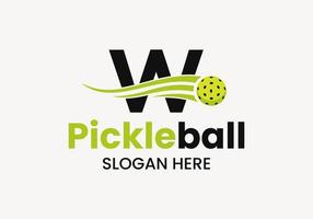 Buchstabe w Pickleball-Logo-Konzept mit beweglichem Pickleball-Symbol. Pickle-Ball-Logo-Vektorvorlage vektor