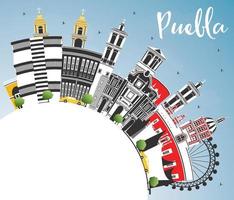 puebla mexico stad horisont med Färg byggnader, blå himmel och kopia Plats. vektor