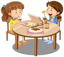zwei niedliche Mädchen genießen das Essen mit Essen auf dem Tisch auf weißem Hintergrund vektor