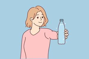 leende ung kvinna håll flaska av vatten rekommendera dricka klar rena aqua. Lycklig kvinna göra rekommendation för friska livsstil. vektor illustration.