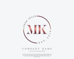 anfängliches mk feminines logo schönheitsmonogramm und elegantes logodesign, handschriftlogo der ersten unterschrift, hochzeit, mode, blumen und botanik mit kreativer vorlage vektor