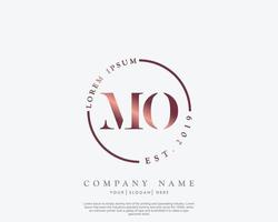 ursprüngliches mo feminines logo schönheitsmonogramm und elegantes logodesign, handschriftlogo der ersten unterschrift, hochzeit, mode, blumen und botanik mit kreativer vorlage vektor