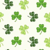 st. Patricks dag sömlös mönster av klöver löv i irländsk pläd textur och på isolerat bakgrund. hand dragen design för st. irländare dag firande, fest dekoration, scrapbooking, Hem dekor. vektor