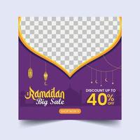 ramadan-anzeigen quadrat bieten verkaufsbanner an. ramadan-themagrüße mit laterne, halbmond und islamischen fenstern. vektor