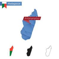Madagaskar blaue Low-Poly-Karte mit Hauptstadt Antananarivo. vektor