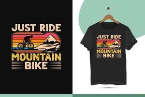 Fahren Sie einfach mit dem Mountainbike - Designvorlage für Reit-T-Shirts im Vintage-Retro-Stil. hochwertiges Design für Shirts, Taschen und Tassen. vektorillustration mit fahrrad, fahrt, reiter und bergsilhouette. vektor