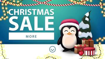 Weihnachtsverkauf, blaues Rabattbanner mit Girlanden und Pinguin im Weihnachtsmannhut mit Geschenken nahe der blauen Wand vektor