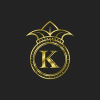 första k guld logotyp lyx elegant med krona vektor