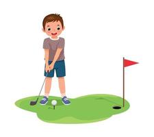 söt liten pojke spelar golf redo till träffa boll siktar på de hål vektor