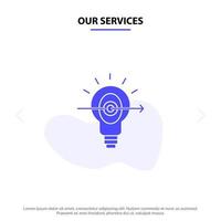 unsere dienstleistungen glühbirne erfolg fokus business solide glyph icon web card vorlage vektor