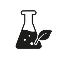 Glaskolben mit Blattpflanze-Silhouette-Symbol. Wissenschaft Chemie natürliches Forschungsexperiment schwarzes Logo. Natur-Bio-Laborzeichen. Parabenfreies Symbol. isolierte Vektorillustration. vektor