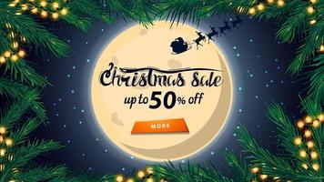 Weihnachtsverkauf, bis zu 50 Rabatt, Rabatt-Banner mit großem Vollmond am Sternenhimmel, Silhouette Weihnachtsmann, Rahmen des Weihnachtsbaumes und orange Knopf vektor
