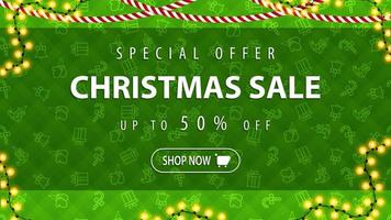 Sonderangebot, Weihnachtsverkauf, bis zu 50 Rabatt, grünes Banner mit grünem Muster mit Handschuhen, Geschenkboxen, Glocken und Elfenstiefeln. vektor