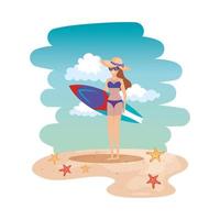 schönes Mädchen mit Badeanzug und Surfbrett am Strand vektor