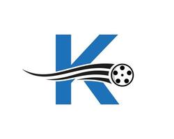 Anfangsbuchstabe k Film Logo Konzept mit Filmrolle für Medienzeichen, Filmregisseur Symbol Vektorvorlage vektor