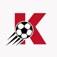 Anfangsbuchstabe k Fußball-Logo-Konzept mit beweglichem Fußball-Symbol. Fußball-Logo-Symbol vektor