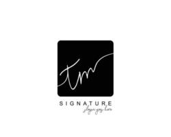 anfängliches tm-schönheitsmonogramm und elegantes logo-design, handschriftlogo der ersten unterschrift, hochzeit, mode, blumen und botanik mit kreativer vorlage. vektor