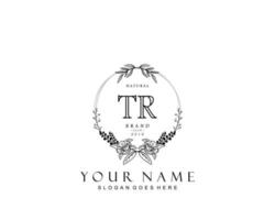 anfängliches tr-schönheitsmonogramm und elegantes logo-design, handschriftliches logo der ersten unterschrift, hochzeit, mode, blumen und botanik mit kreativer vorlage. vektor