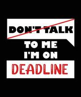 inte prata till mig jag är på deadline. t-shirt design. skriva ut mall. typografi vektor illustration.