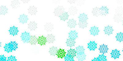 ljusblå, grön vektorlayout med vackra snöflingor. vektor