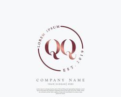 första brev qq feminin logotyp skönhet monogram och elegant logotyp design, handstil logotyp av första signatur, bröllop, mode, blommig och botanisk med kreativ mall vektor