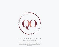 första brev qo feminin logotyp skönhet monogram och elegant logotyp design, handstil logotyp av första signatur, bröllop, mode, blommig och botanisk med kreativ mall vektor