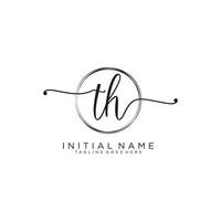 första th feminin logotyp samlingar mall. handstil logotyp av första signatur, bröllop, mode, smycken, boutique, blommig och botanisk med kreativ mall för några företag eller företag. vektor